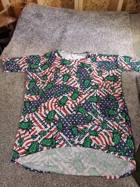 LuLaRoe Short Sleeve Tee in Green, Red, Blue Statue of Liberty & Flag Print